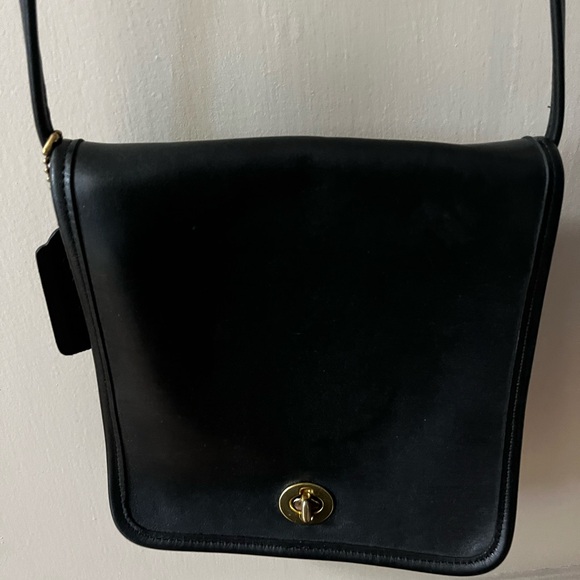 Elegant Black Coach Crossbody Bag - Picture 4 of 7